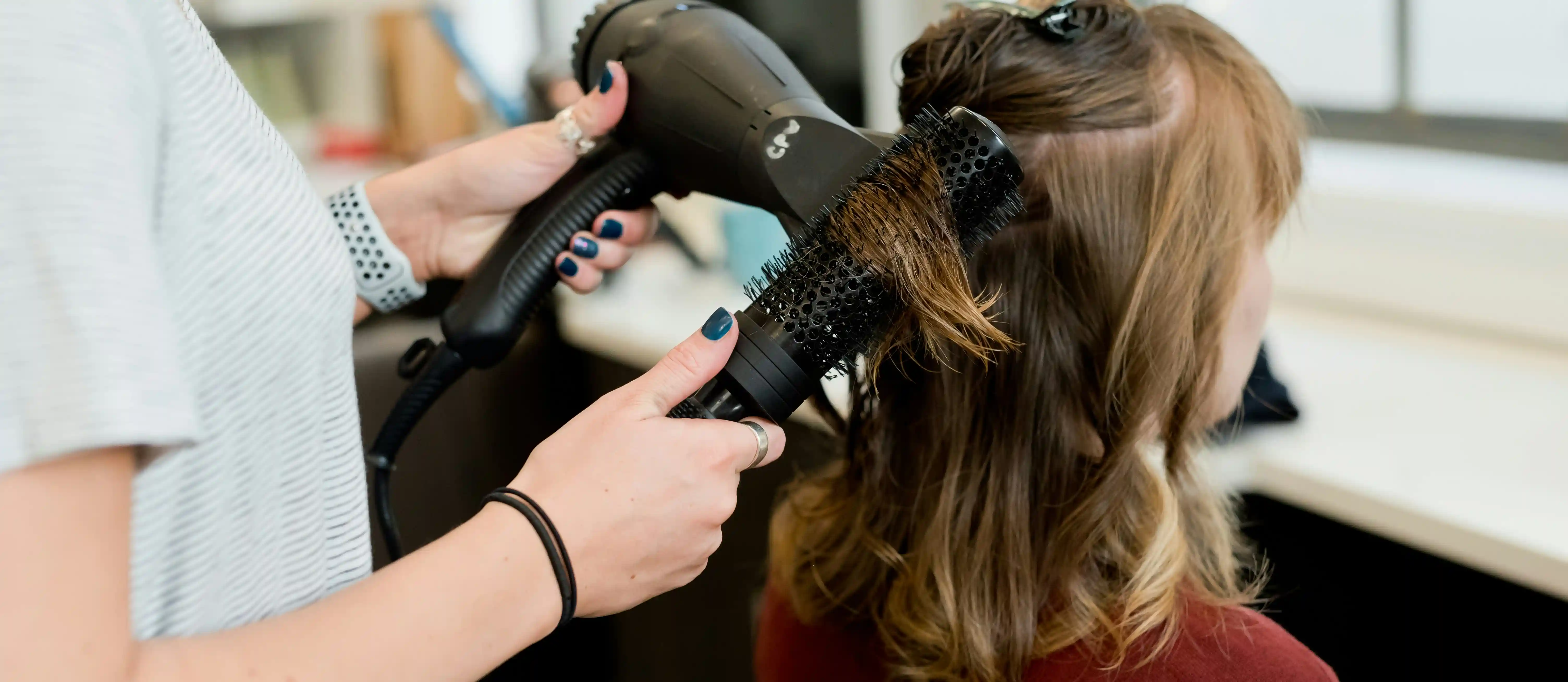 Escovas, chapinhas e finalizações para todos os tipos de cabelo